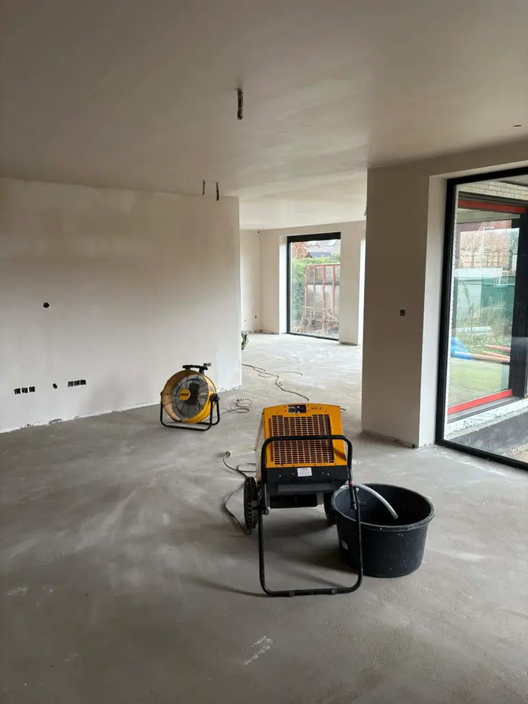Dryfast DF800F bouwdroger en ventilator drogen chape en vers pleisterwerk in een nieuwbouwwoning in Diepenbeek