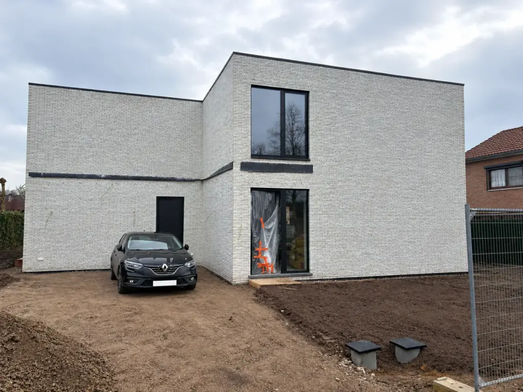 Nieuwbouwwoning van 250 m² in Diepenbeek waar Bouwdroger Limburg de chape en het pleisterwerk droogde