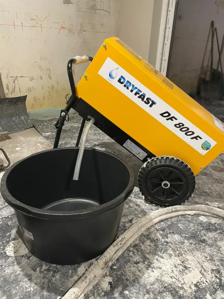 Dryfast DF800F bouwdroger met opvangkuip in een gestripte renovatiewoning in Lummen