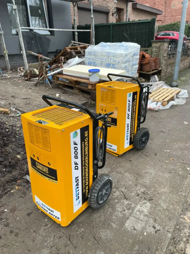 Twee Dryfast DF800F bouwdrogers van Bouwdroger Limburg geleverd op een renovatiewerf in Lummen