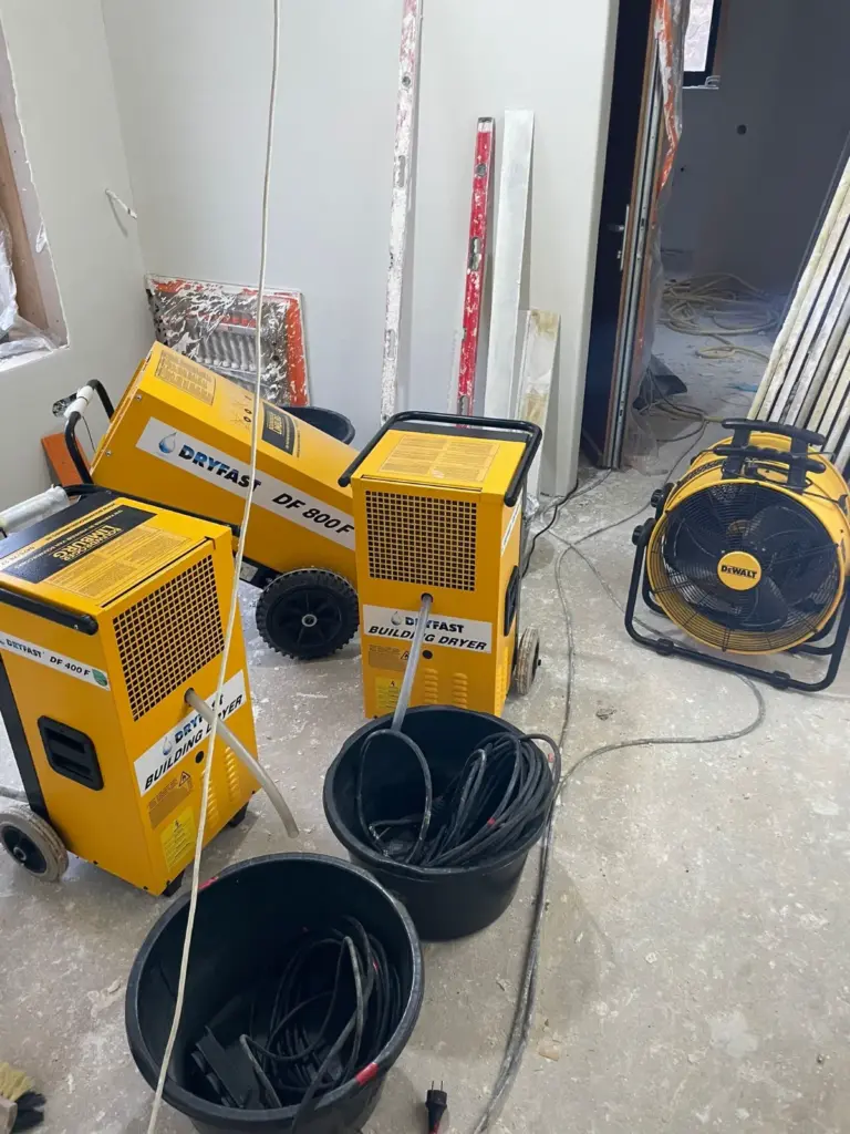 Dryfast DF800F en DF400F bouwdrogers met opvangkuip in een gerenoveerde woning in Maasmechelen