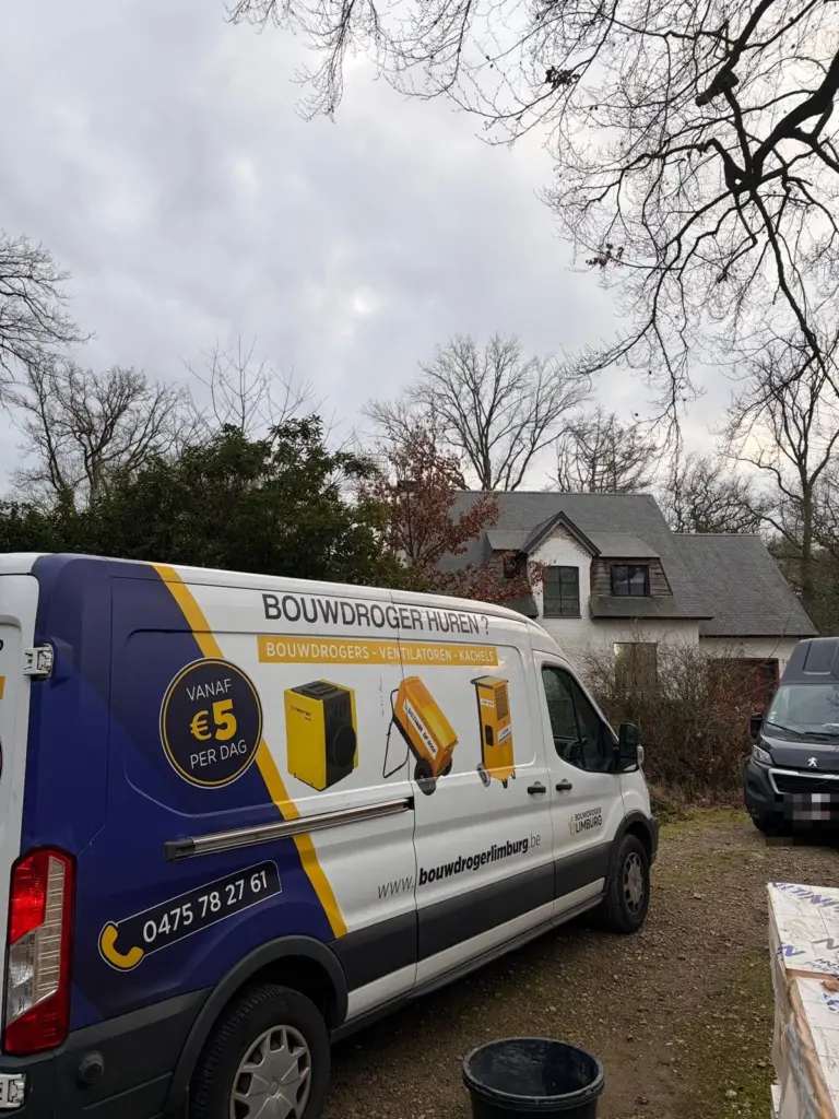 Bestelwagen van Bouwdroger Limburg bij de levering van bouwdrogers voor een renovatie in Maasmechelen