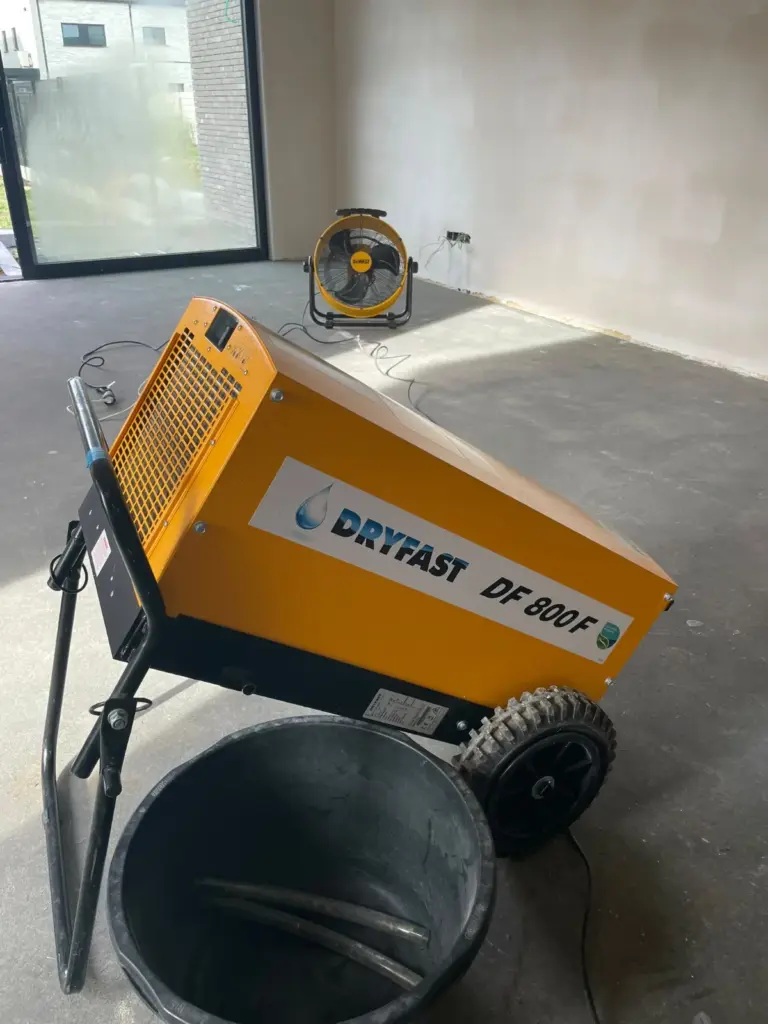 Dryfast DF800F bouwdroger met opvangkuip en ventilator in een nieuwbouwvilla in Lommel