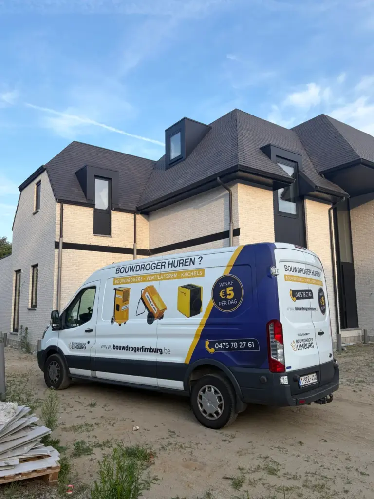 Bestelwagen van Bouwdroger Limburg bij de levering van vier combopakketten aan een villa in Lommel
