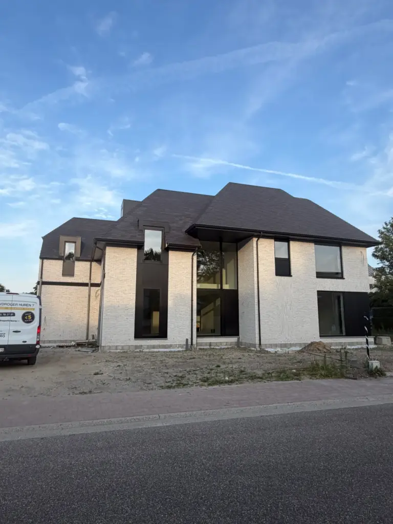Riante nieuwbouwvilla van meer dan 500 m² in Lommel gedroogd met vier combopakketten van Bouwdroger Limburg