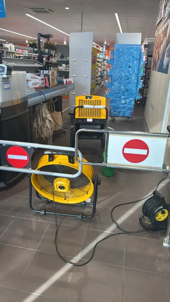 Dryfast DF800F bouwdroger en ventilator drogen waterschade na een lek in de Albert Heijn in Genk